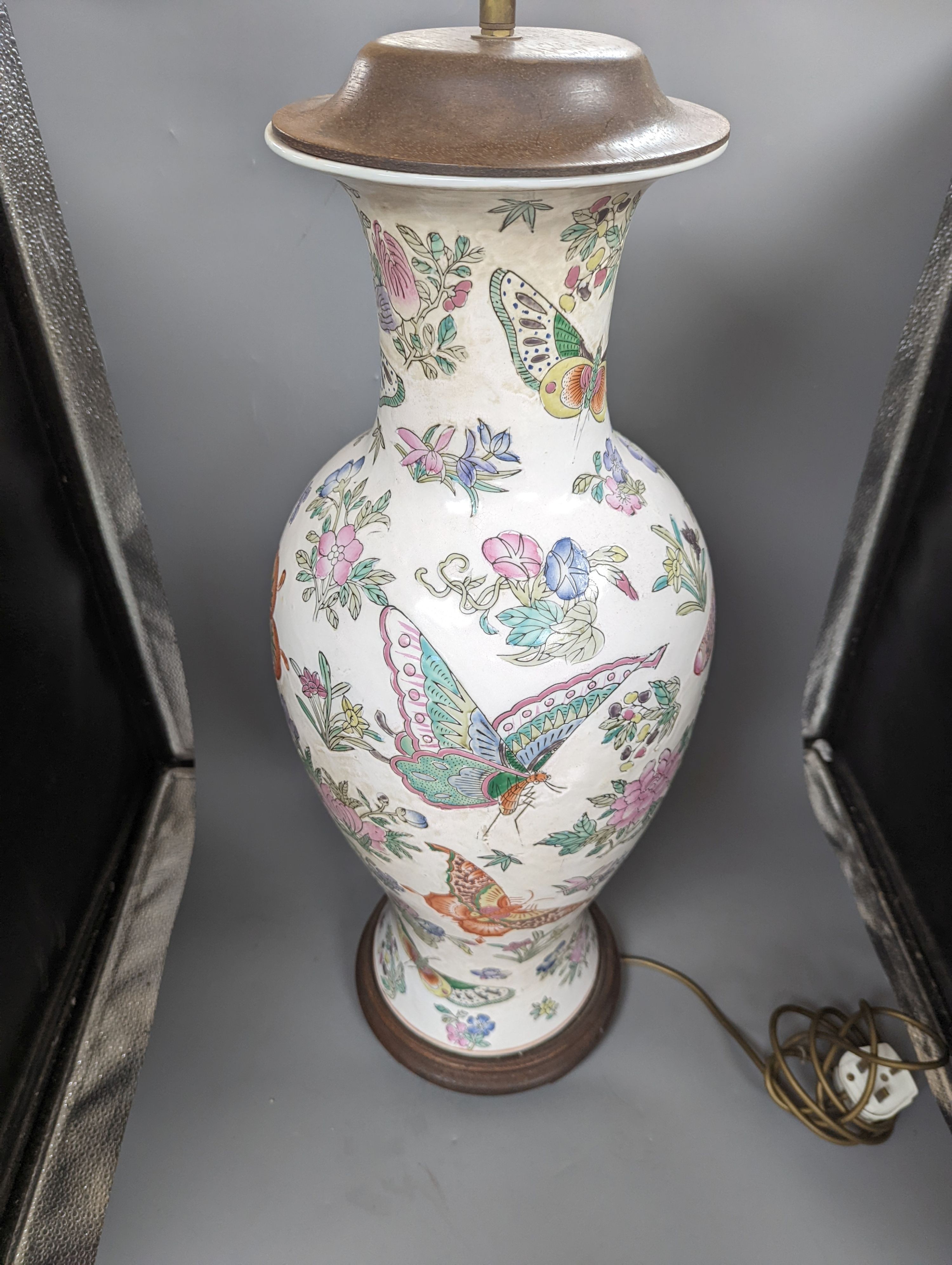 A modern Chinese porcelain table lamp